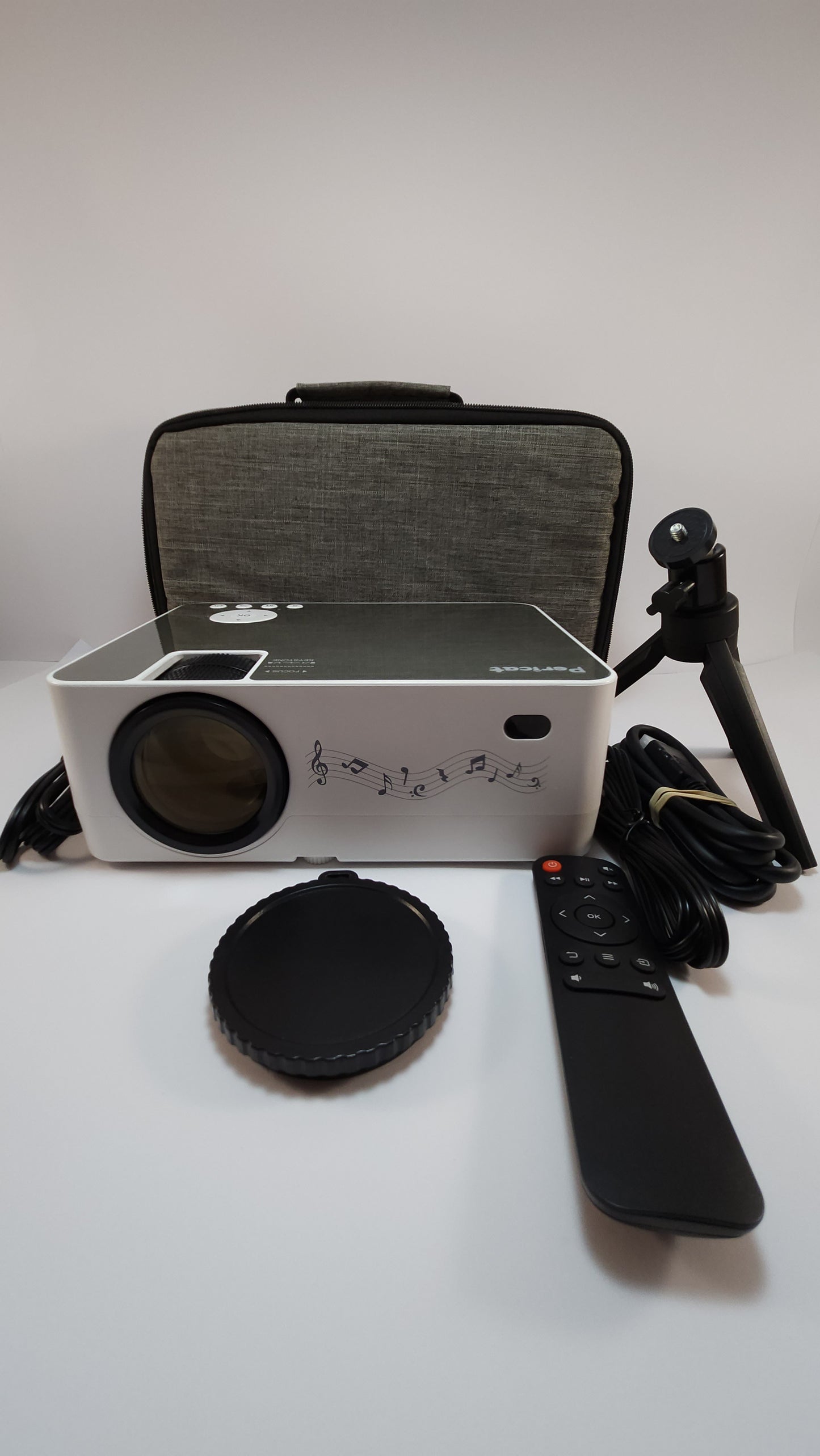Proyector Pericat con Estuche y Trípode