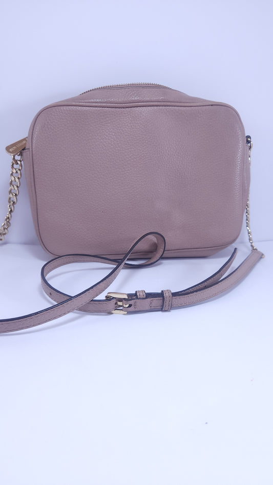 Bolsa Michael Kors Taupe con Cadena Dorada