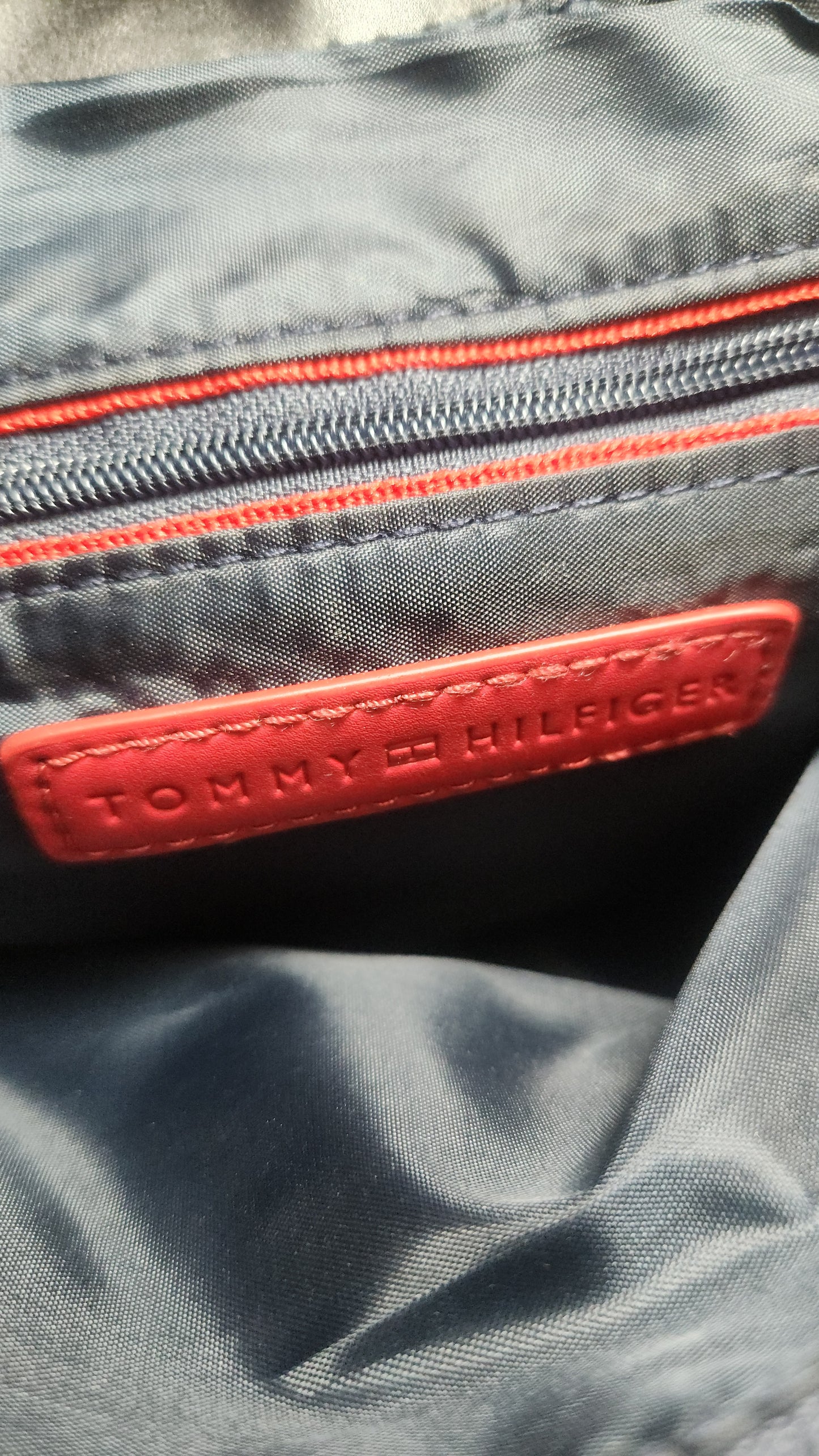 Tommy Hilfiger Satchel Negro con Patrón