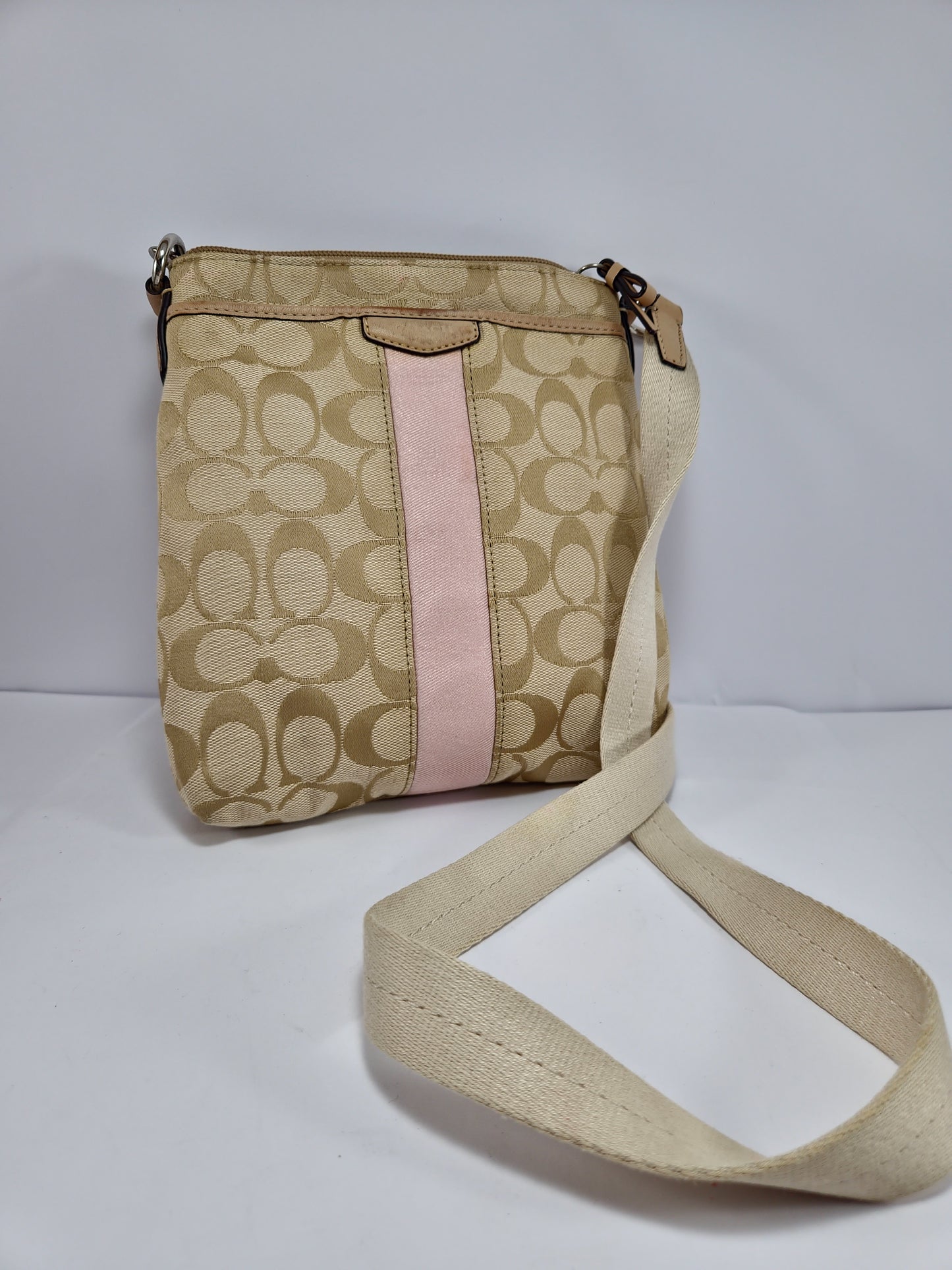 Bolso Bandolera Coach Monograma Beige con Toque Rosa - Dama
