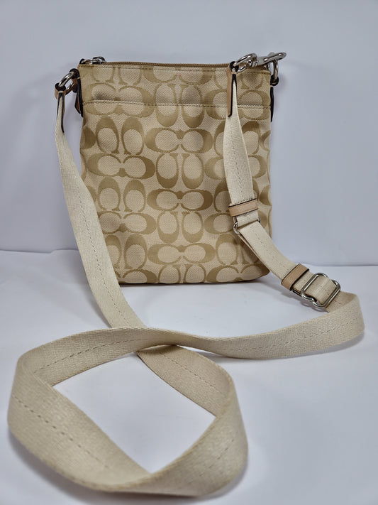 Bolso Bandolera Coach Monograma Beige con Toque Rosa - Dama