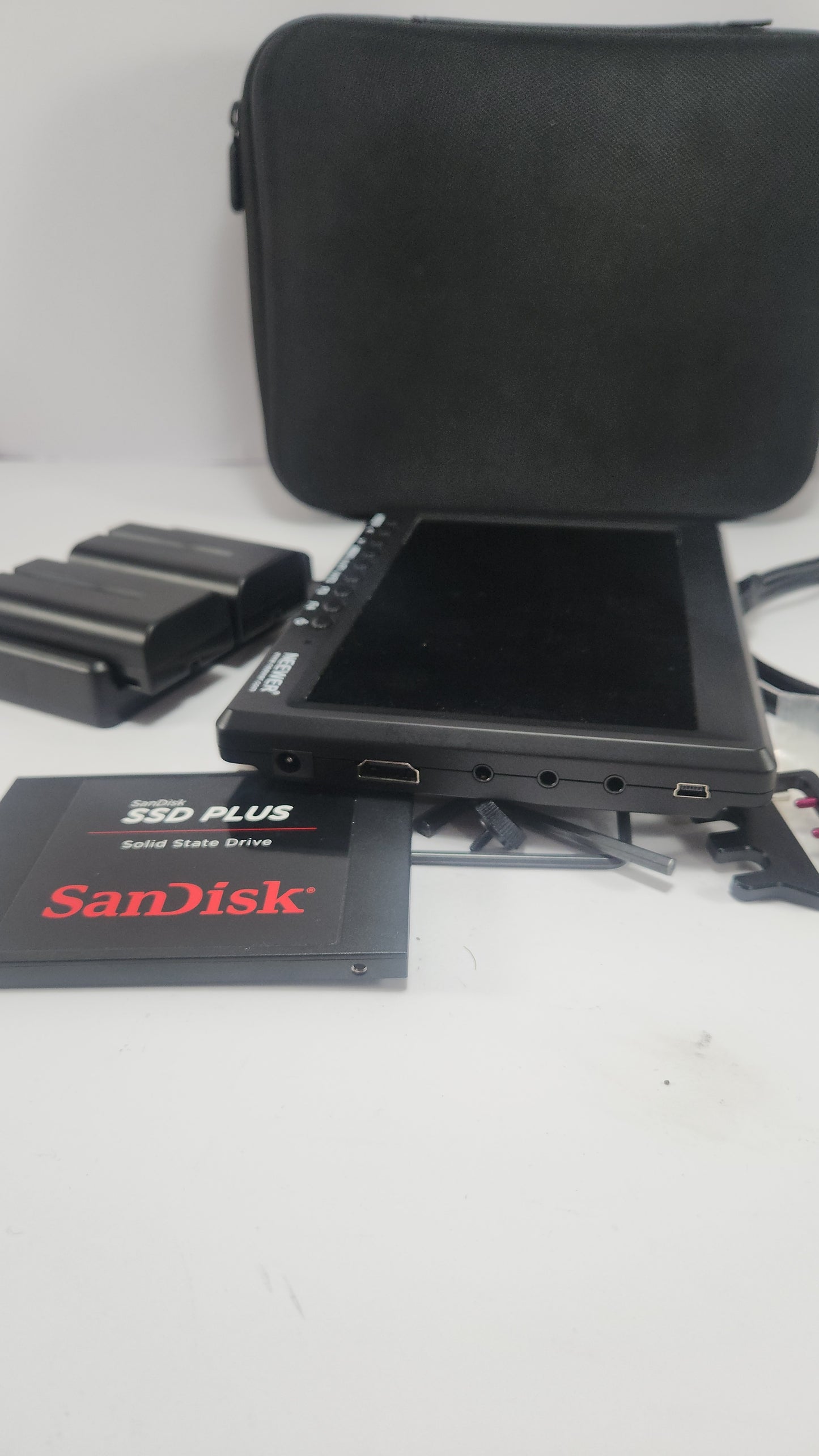 Monitor de Camara Profesional Neewer F100+ Accesorios