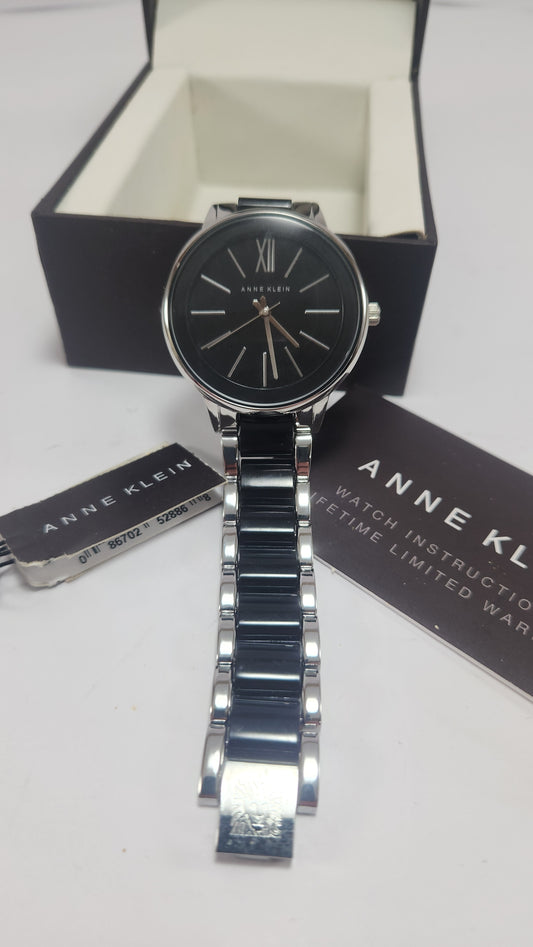 Reloj Anne Klein Negro Redondo con Detalles en Plata