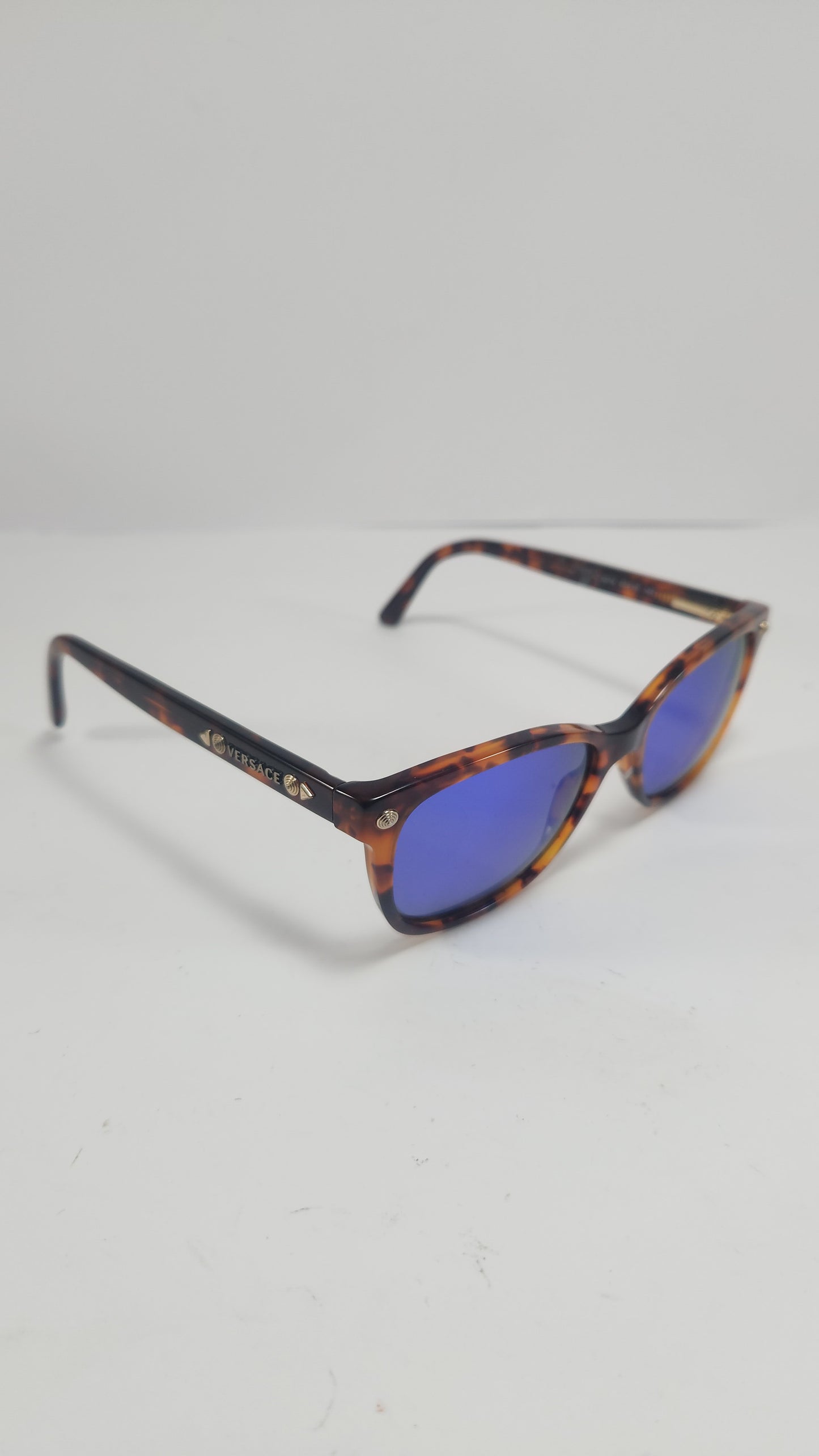 Versace Tortoise con Lentes Azul Espejo y Detalles Dorados