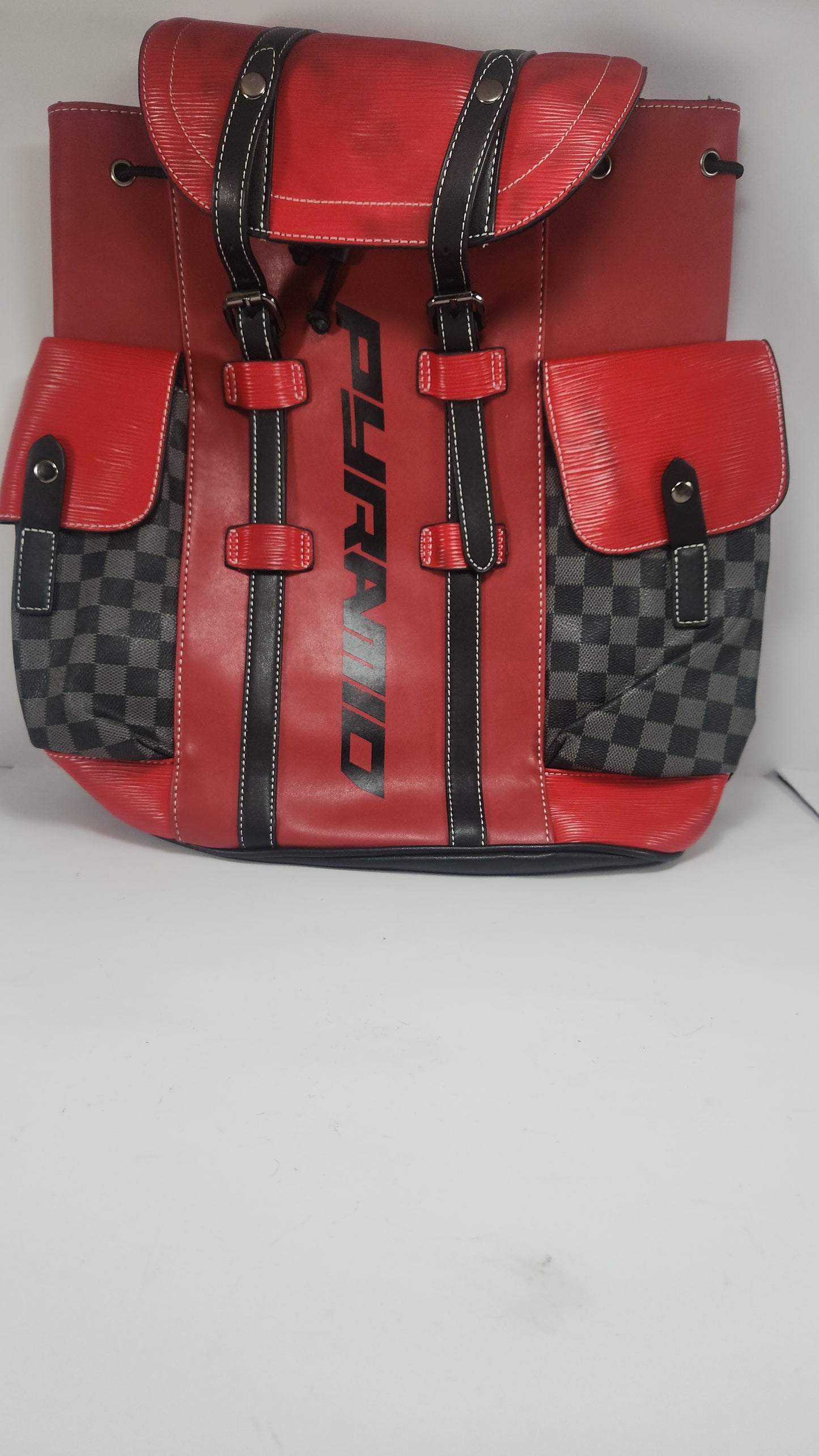 Mochila Pyramid Roja con Detalles en Cuadros