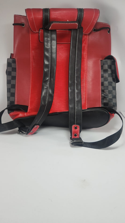 Mochila Pyramid Roja con Detalles en Cuadros