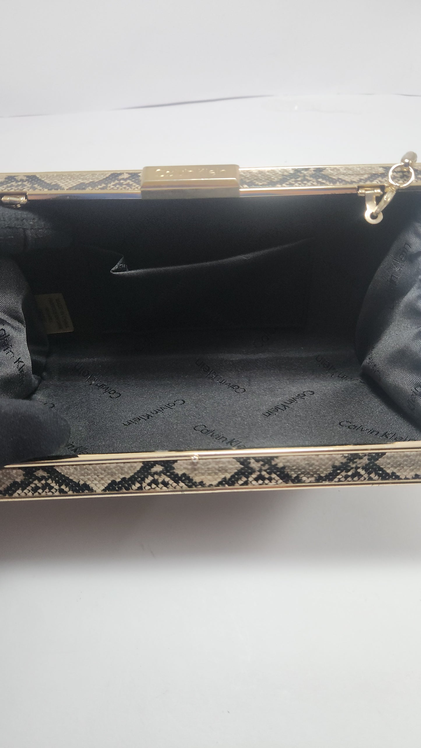 Calvin Klein Clutch Print Serpiente con Cadena Dorada
