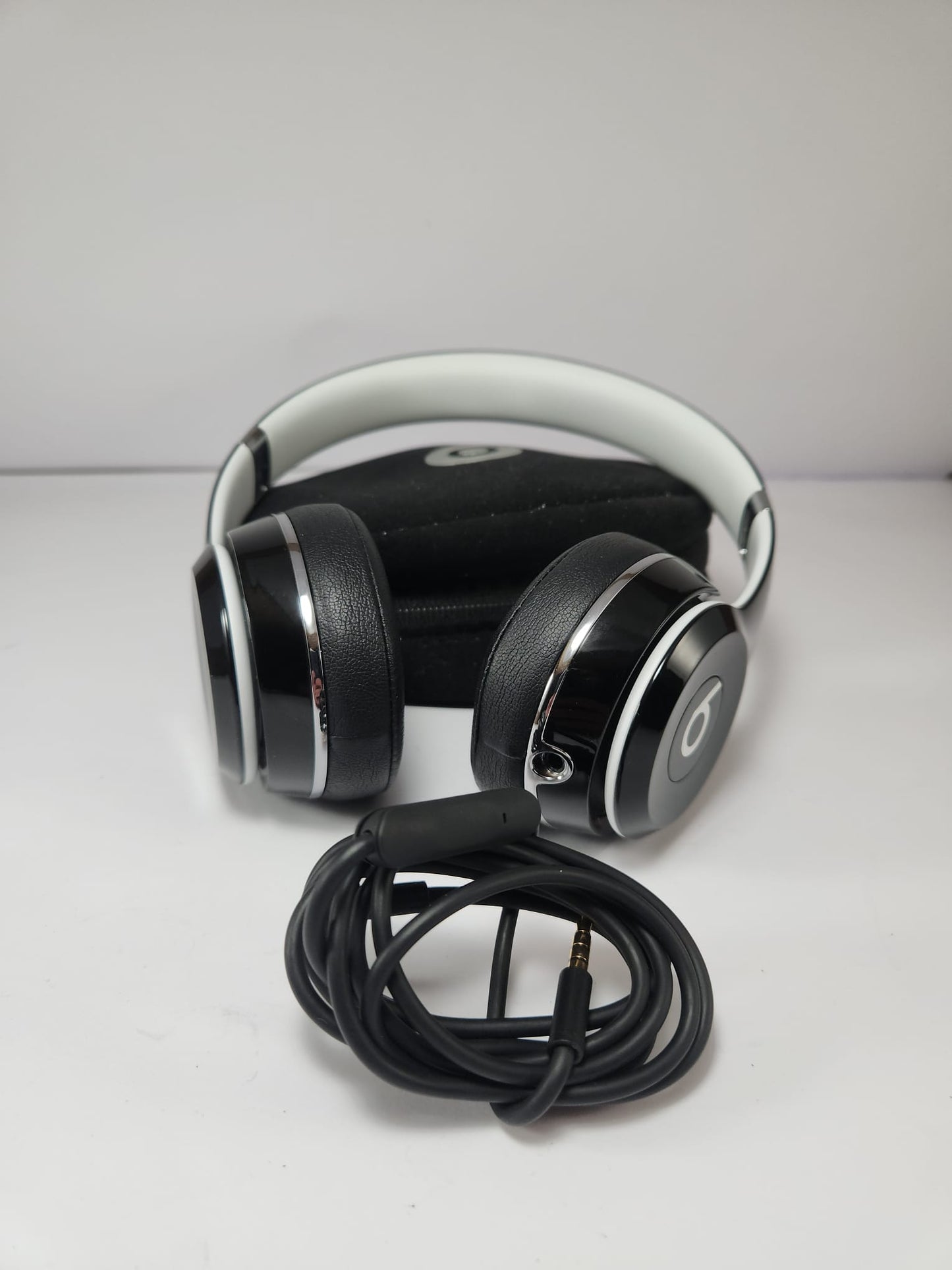 Beats Solo (con cable) – Color negro