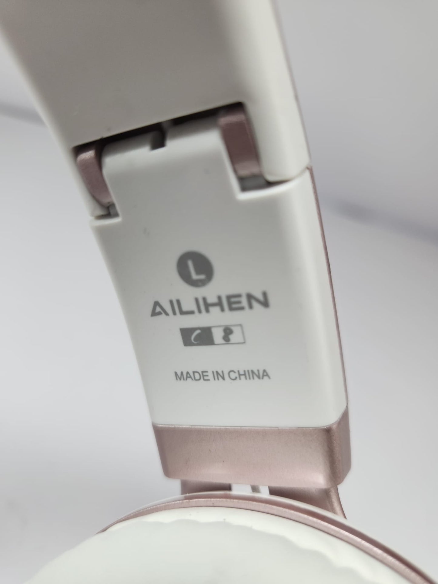 Audífonos Ailihen con cable – Estilo Rose Gold / Blanco