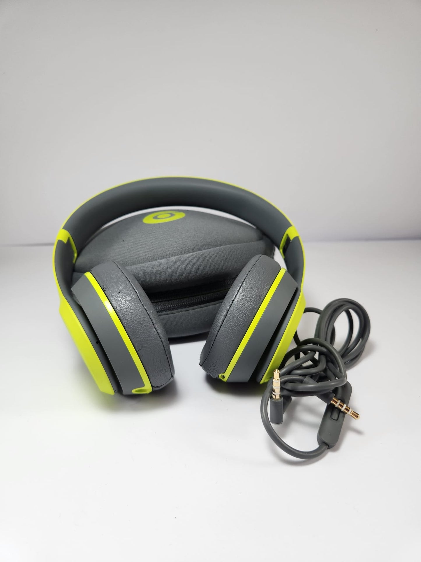 Beats Solo 2 Wireless – Color Amarillo/Gris