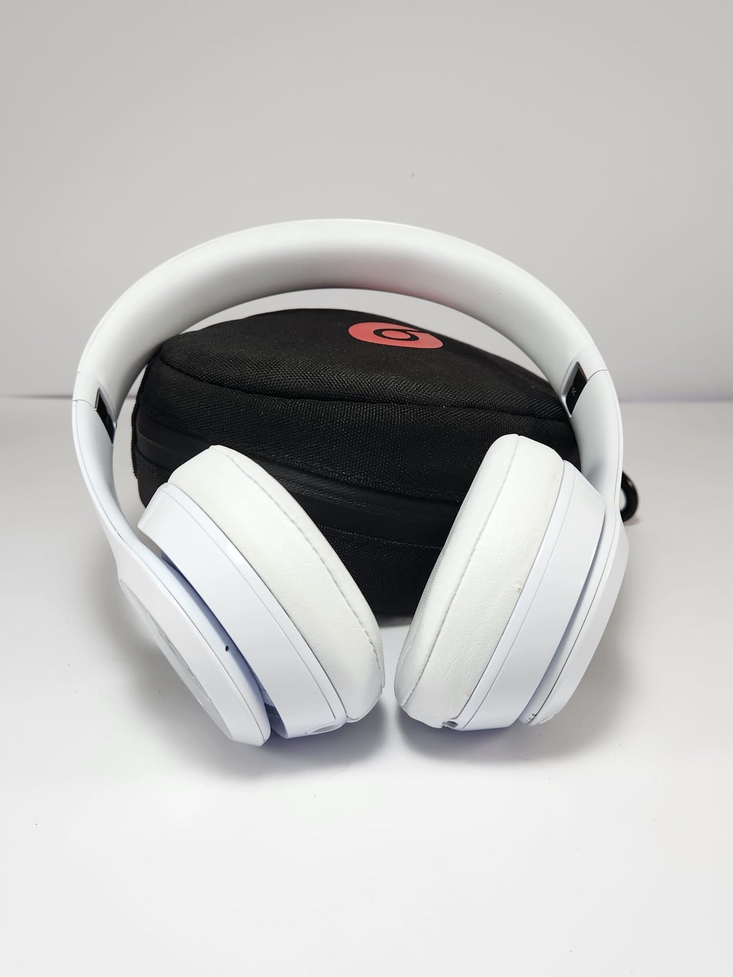 Beats Solo2 Wireless – Blancos