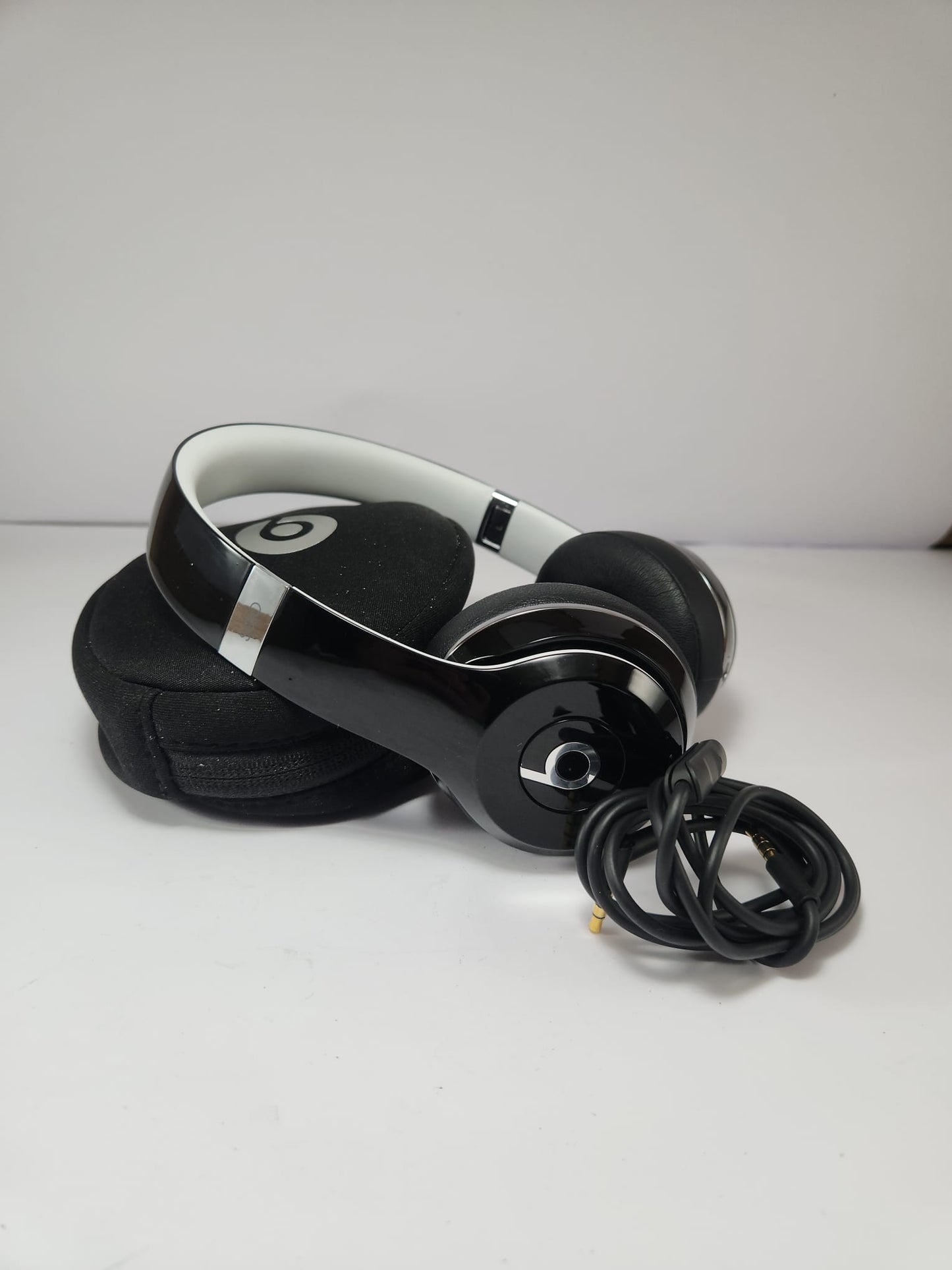 Beats Solo (con cable) – Color negro