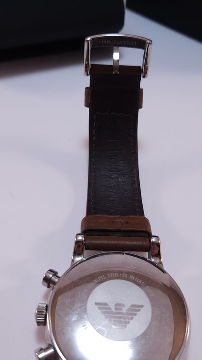 Reloj Giorgio Armani Clásico Plateado con Correa Café