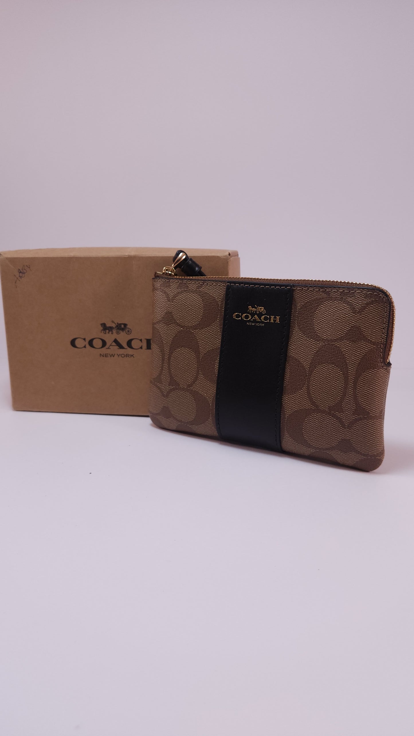 Clutch Coach Signature Khaki con Acabado Negro