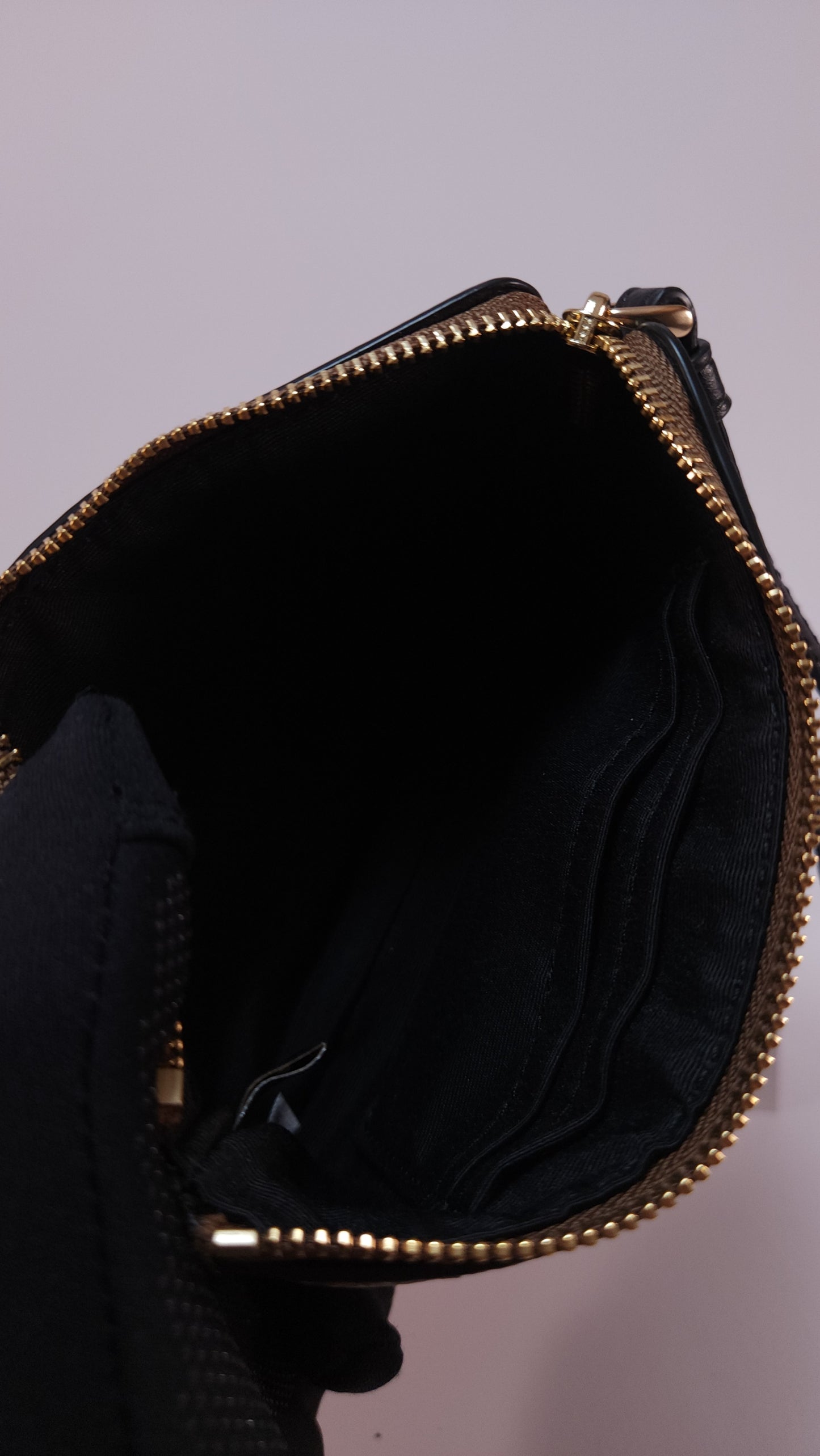 Clutch Coach Signature Khaki con Acabado Negro