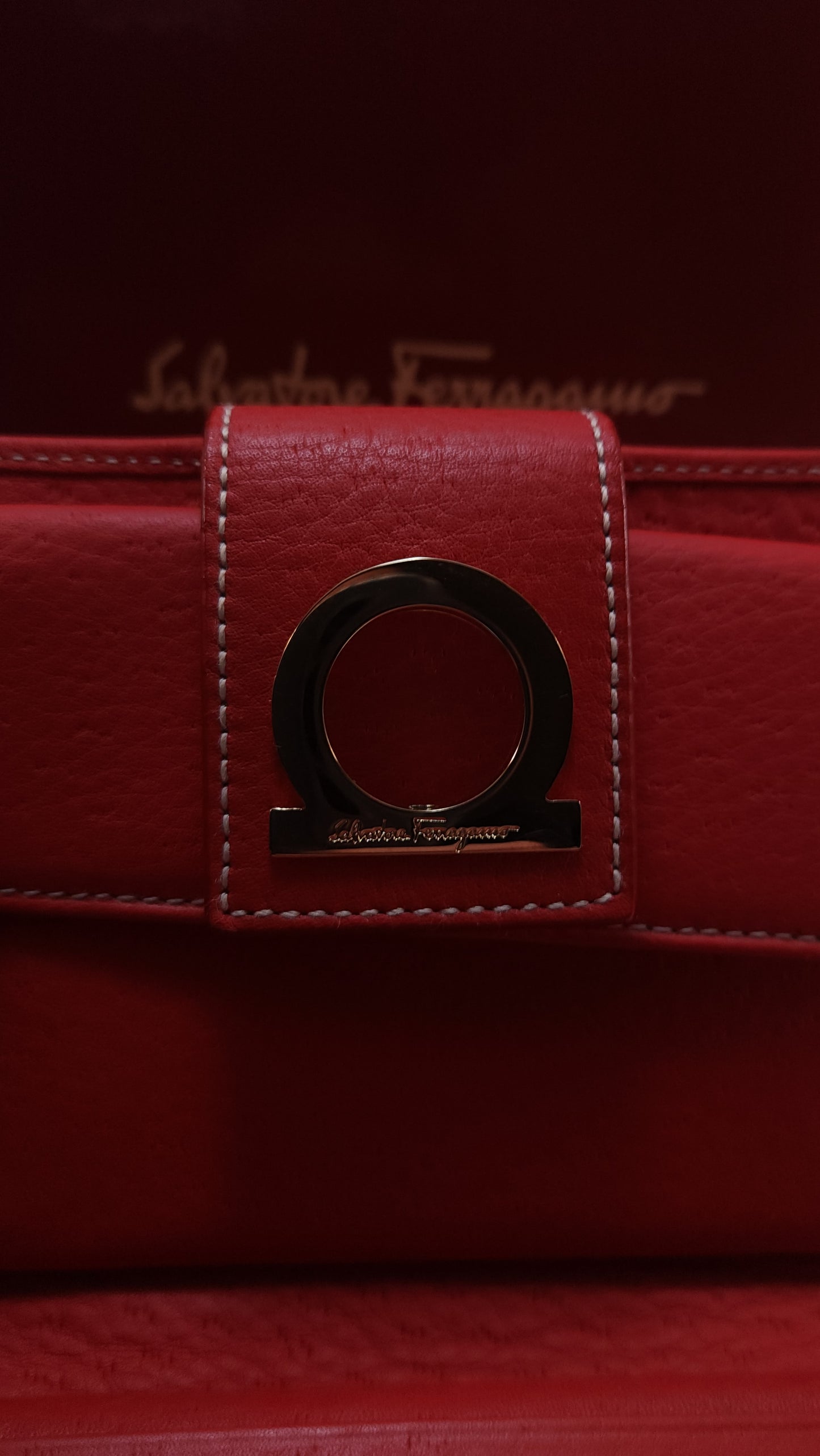 Cartera Salvatore Ferragamo de Piel Roja con Gancini - Certificado Autenticidad