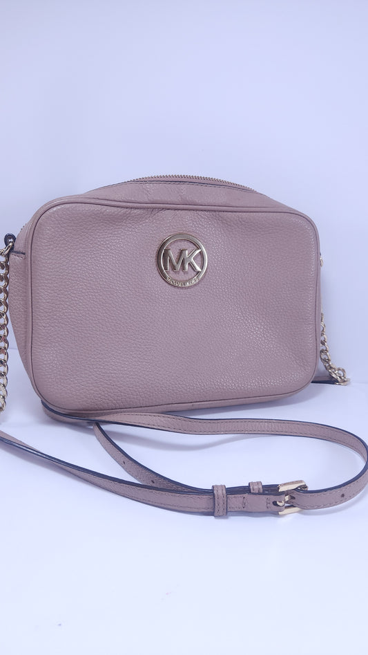 Bolsa Michael Kors Taupe con Cadena Dorada