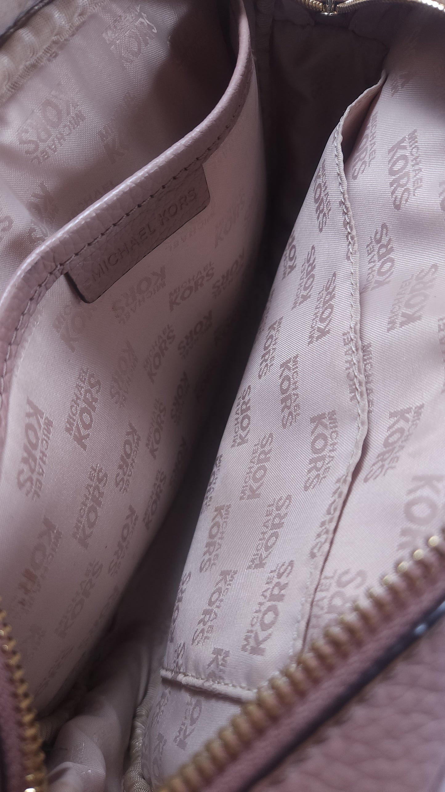 Bolsa Michael Kors Taupe con Cadena Dorada