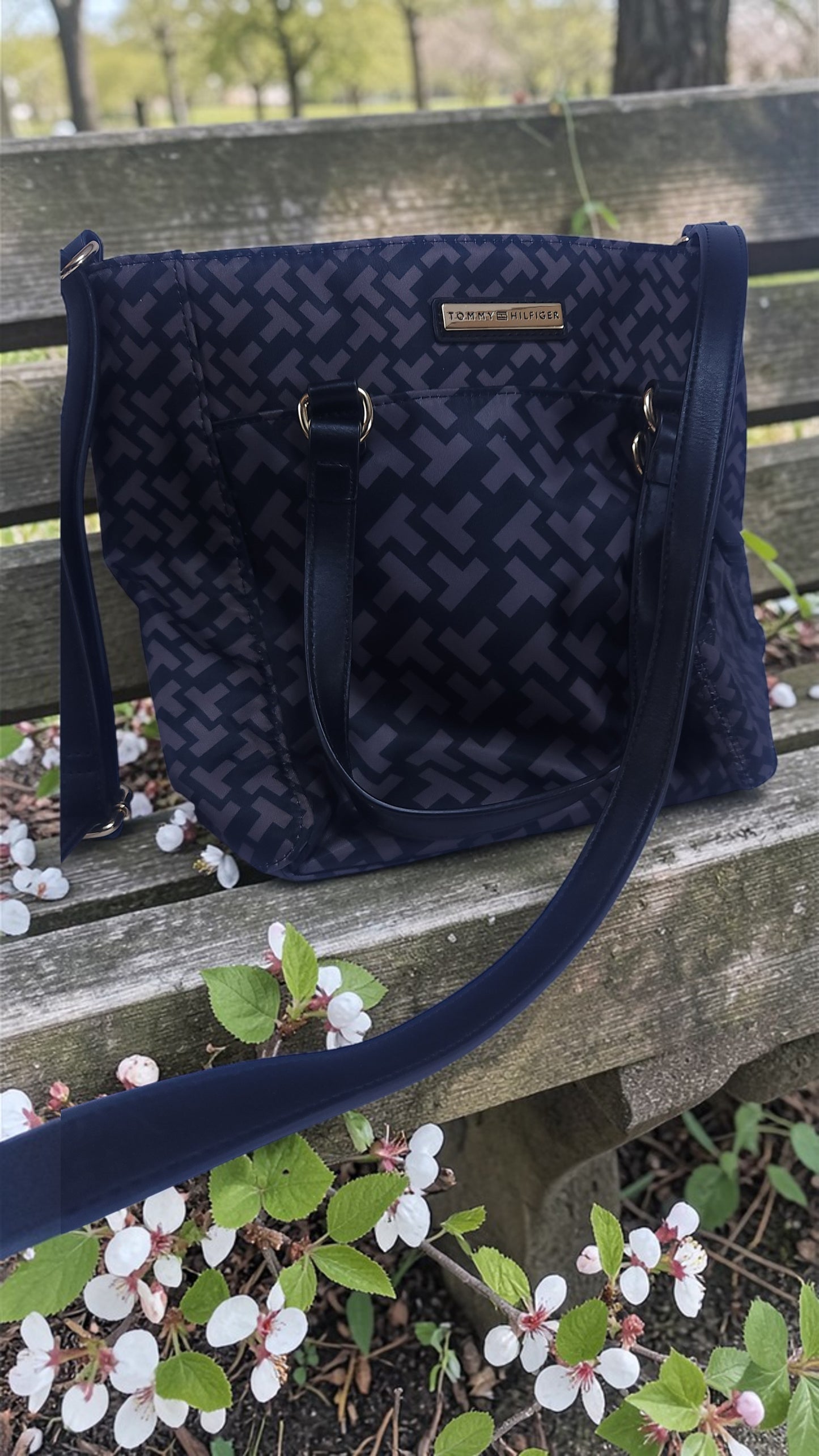 Tommy Hilfiger Satchel Negro con Patrón