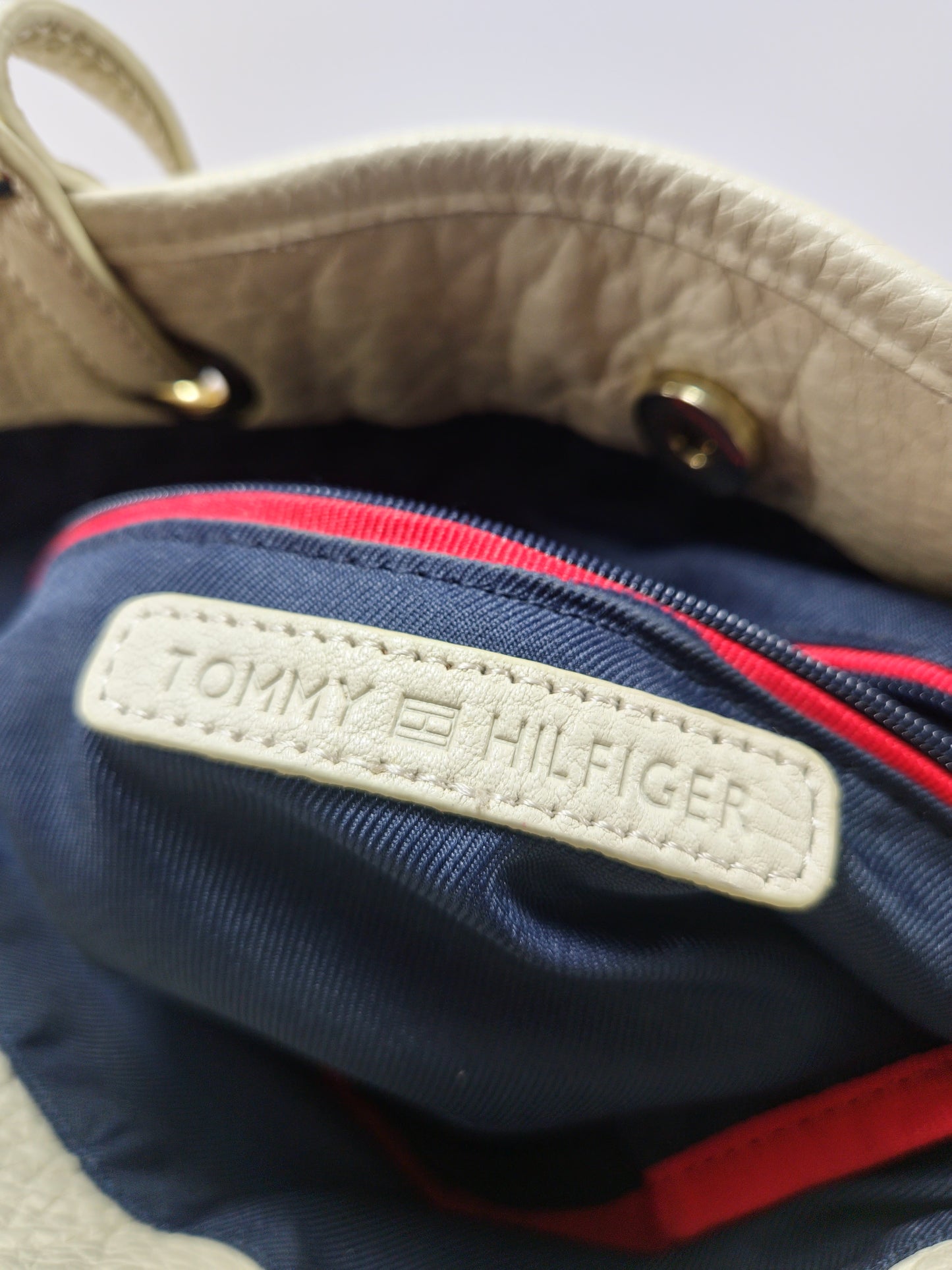 Bolsa Tommy Hilfiger de Hombro en Piel Color Crema