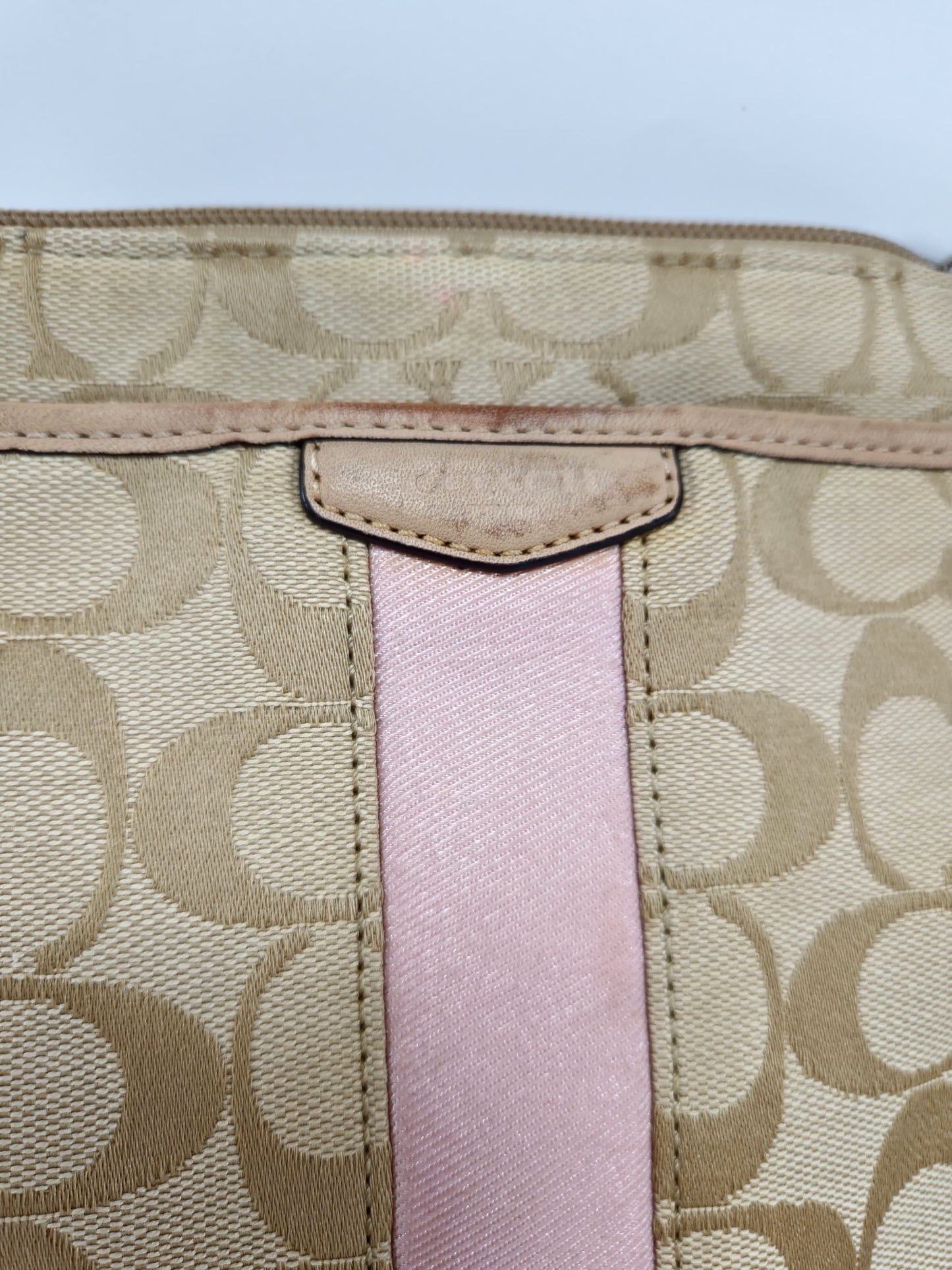 Bolso Bandolera Coach Monograma Beige con Toque Rosa - Dama