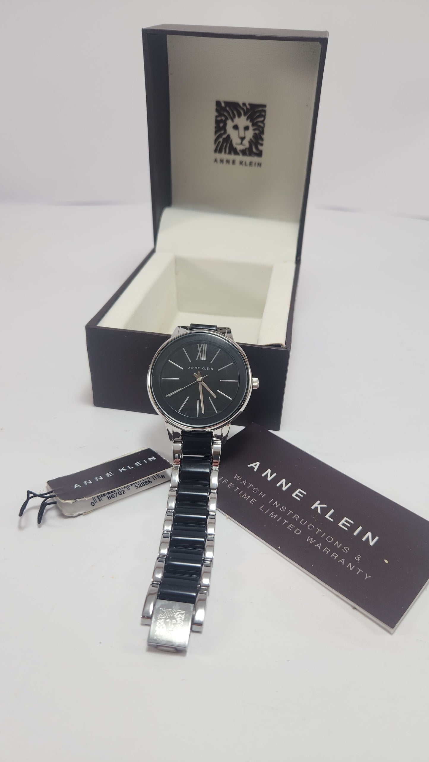 Anne Klein Negro Redondo con Detalles en Plata