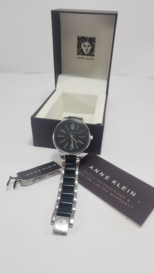 Anne Klein Negro Redondo con Detalles en Plata