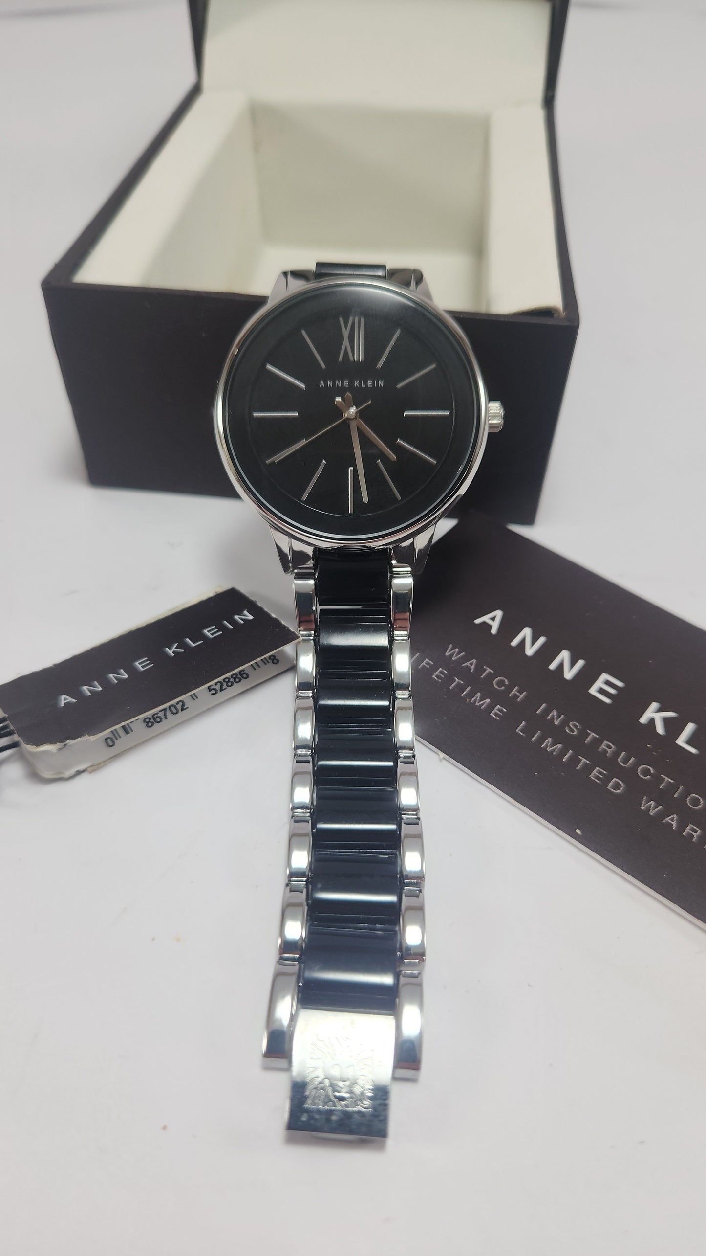 Anne Klein Negro Redondo con Detalles en Plata