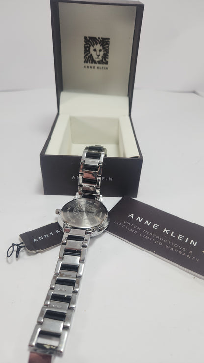 Anne Klein Negro Redondo con Detalles en Plata