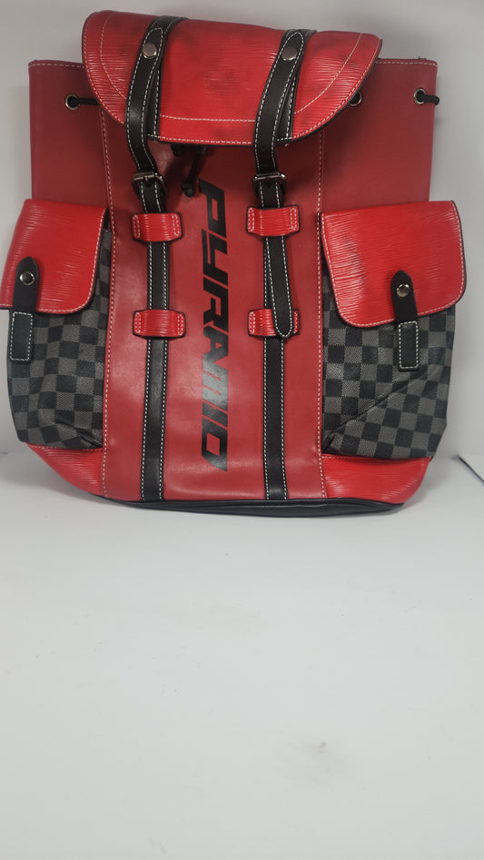 Mochila Pyramid Roja con Detalles en Cuadros