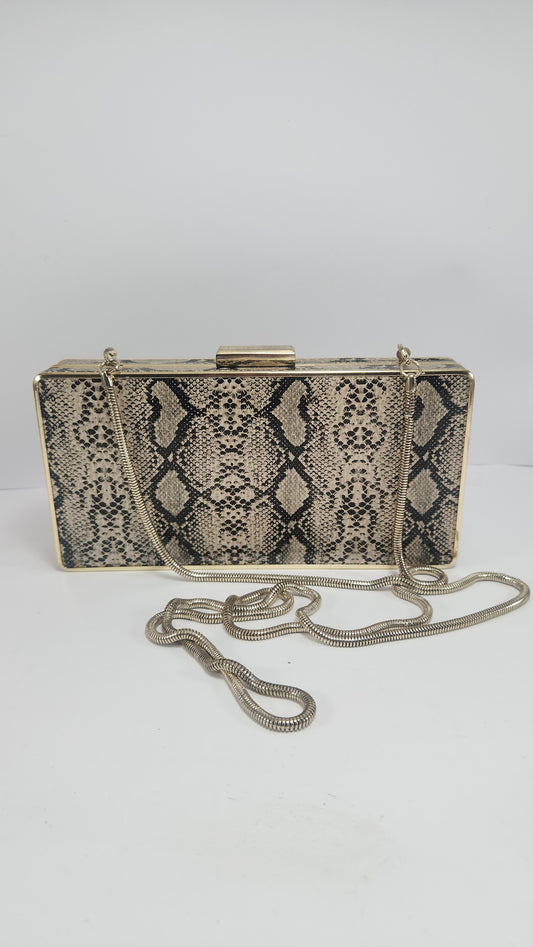 Calvin Klein Clutch Print Serpiente con Cadena Dorada