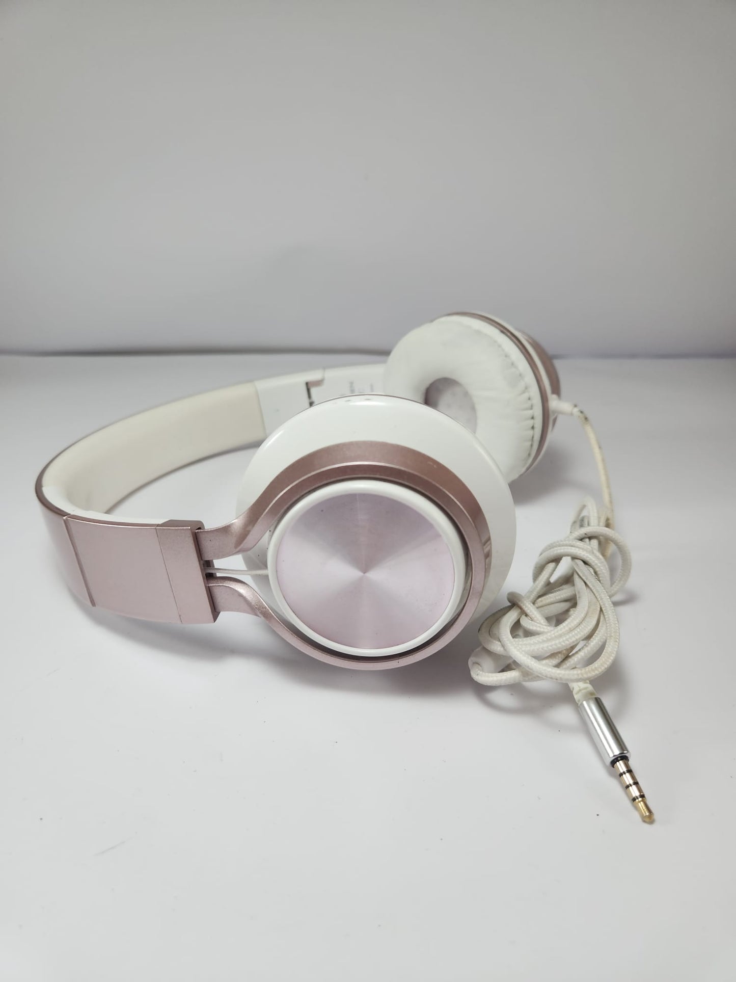 Audífonos Ailihen con cable – Estilo Rose Gold / Blanco