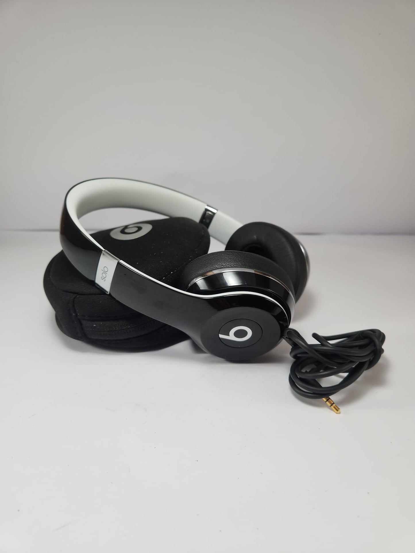 Beats Solo (con cable) – Color negro