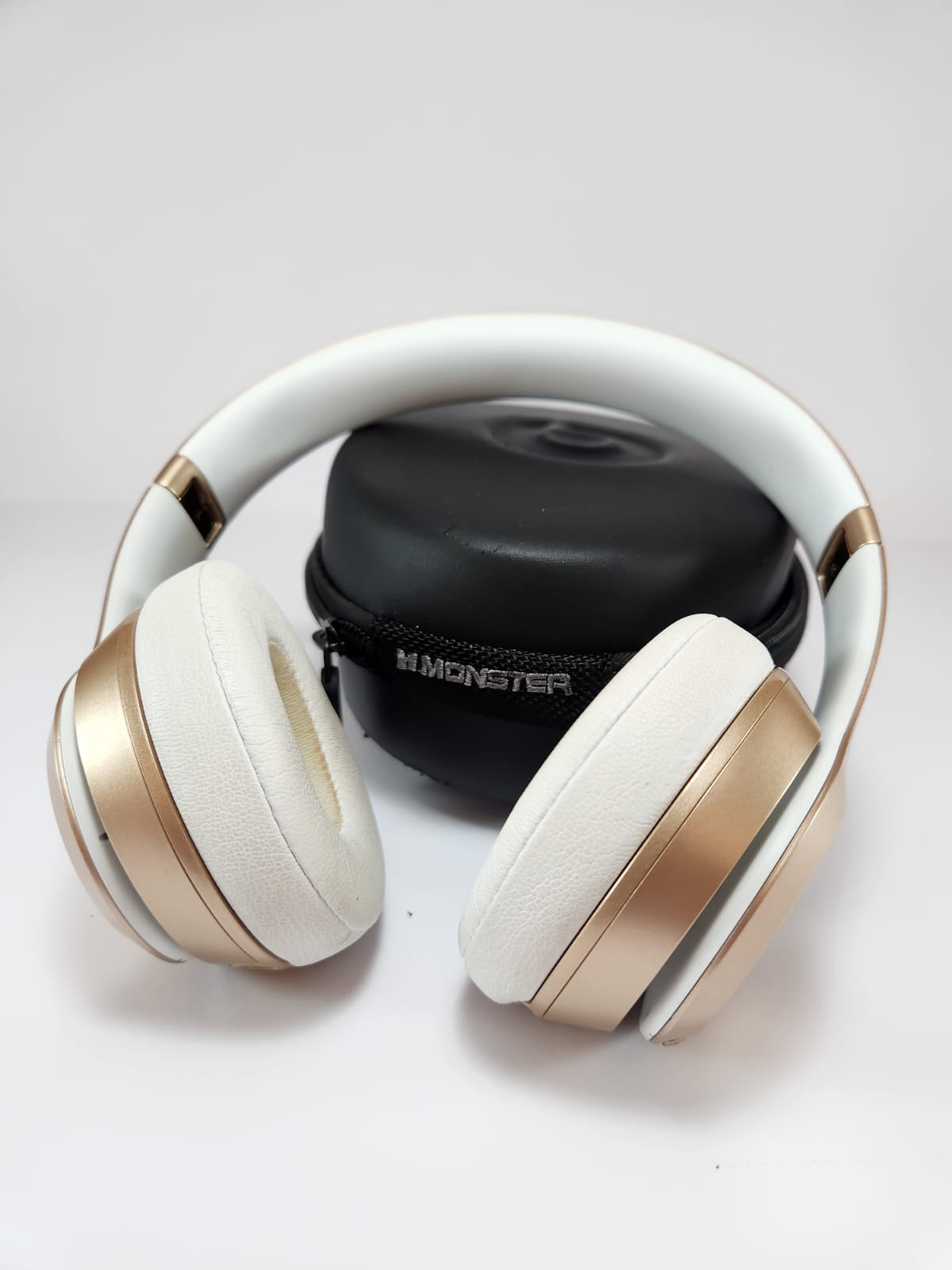 Beats Solo Wireless dorados