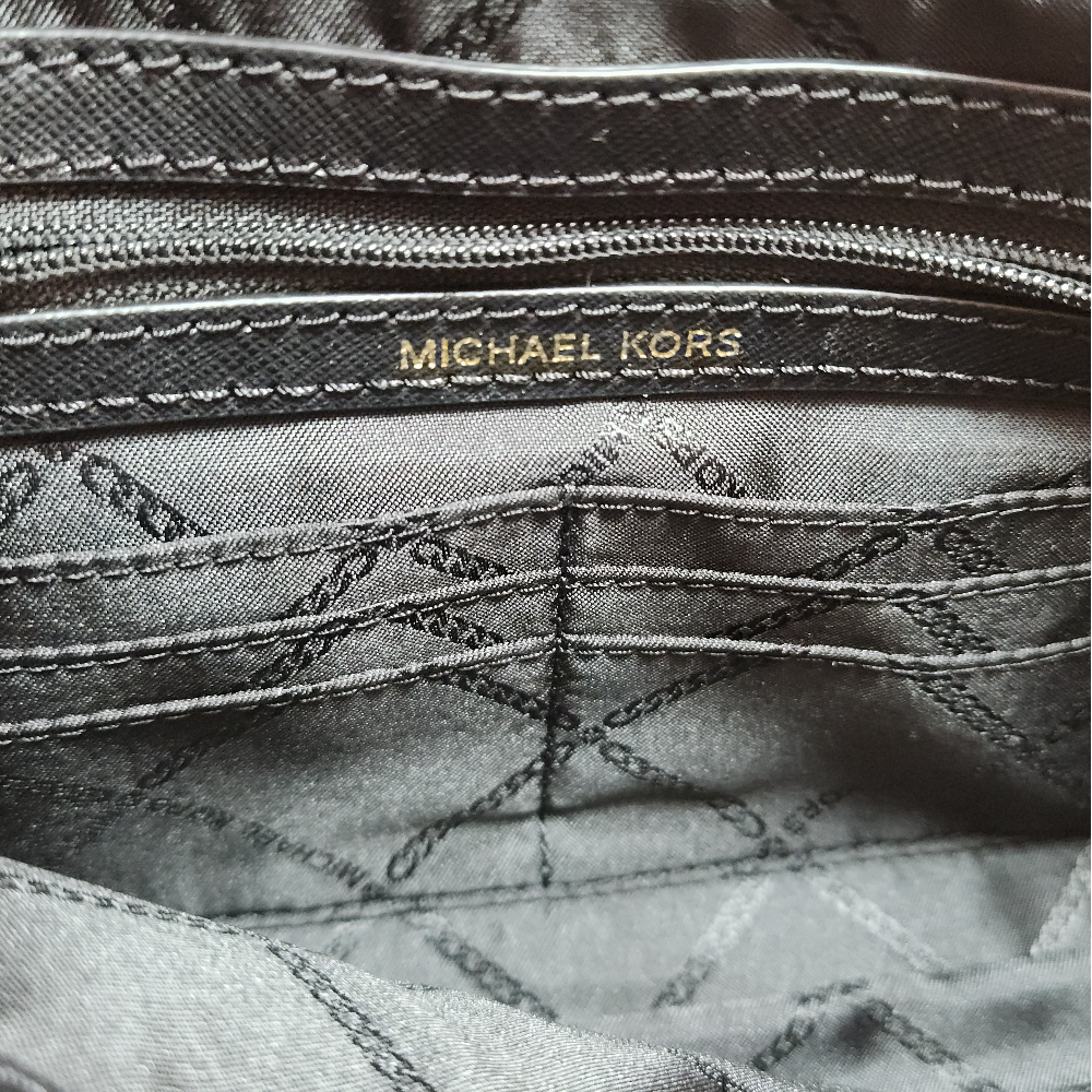 Bolsa Cruzada Michael Kors de Piel Texturizada Negra